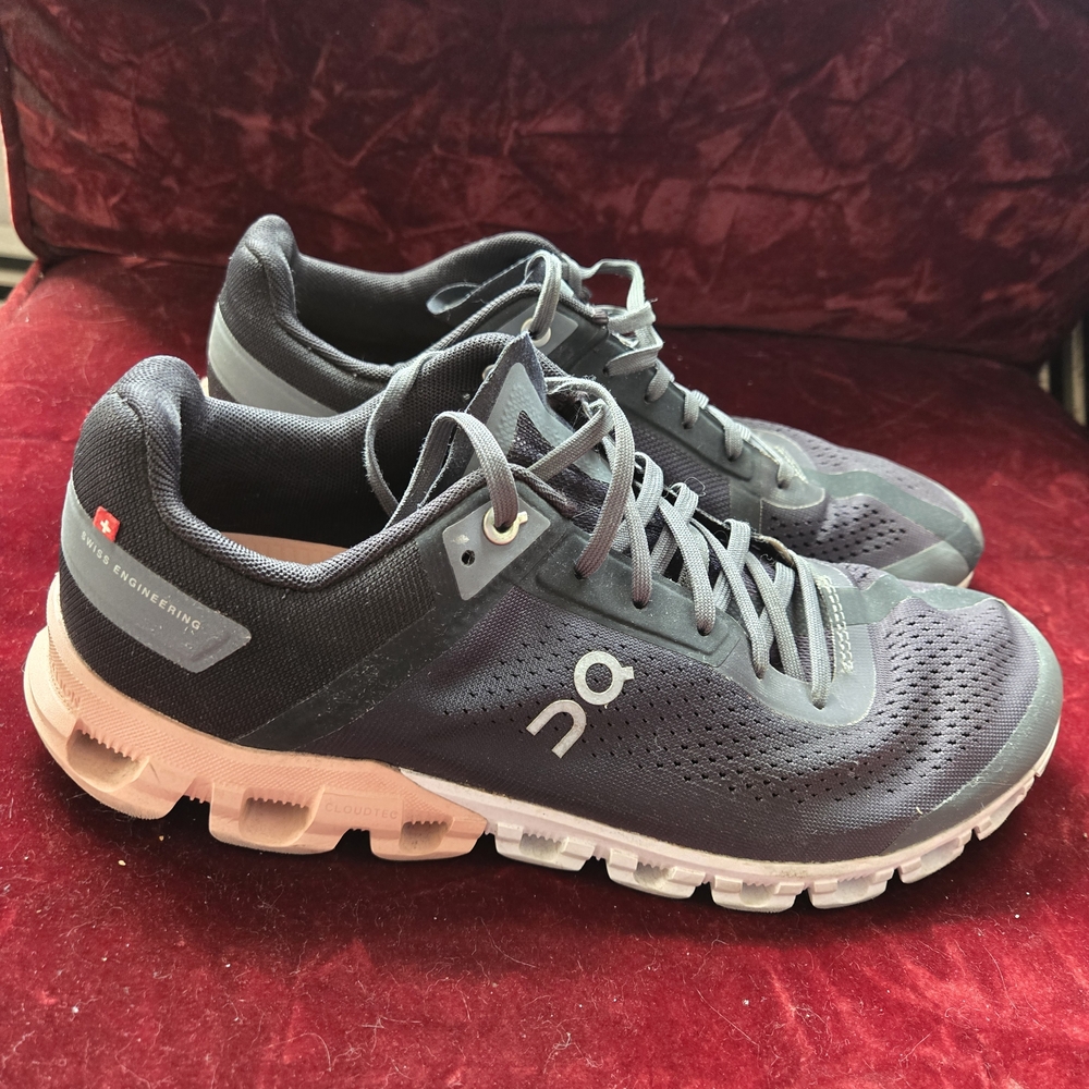 On Cloud Women's Gray and Black Athletic Shoes